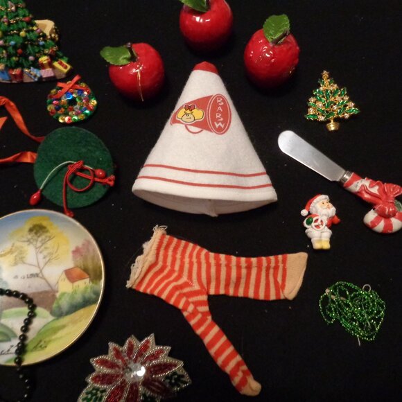 JUNK DRAWER VINTAGE CHRISTMAS DOLL HOLDERS JEWELRY BEADS ETC. LOT - Picture 6 of 10